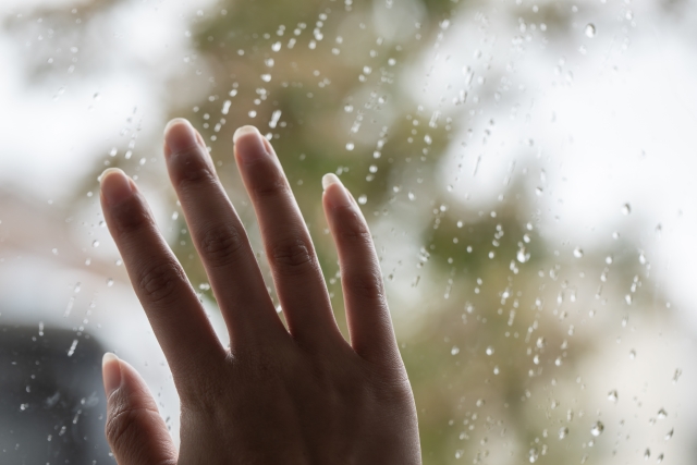 雨の日にインターネットが遅い原因は？遅いときの対処法やWi-Fi機器ごとの影響の受けやすさも解説